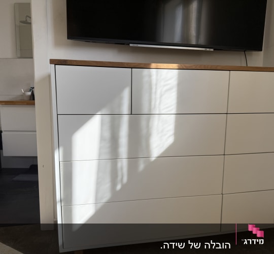 הובלה של שידה.